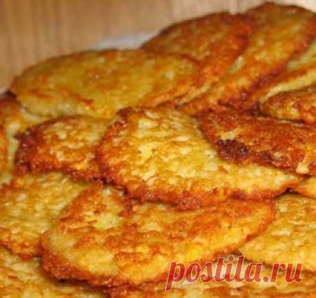 Драники

Ингредиенты:
-картофель 6 шт.
-яйца куриные 1 шт.
-мука 2 ч.л.
-сметана 150 г
-специи по вкусу
-укроп для подачи
-соль по вкусу
-масло растительное для жарки
-лимонный сок 2 ч.л.

Приготовление:
Если в приготовлении драников не мудрить и не делать лишнего, хороший результат гарантирован! Все предельно просто: натереть картофель, хорошо его отжать, добавить яйцо, муку и жарить драники на умеренном огне, чтобы они успевали не только приобрести золотистую корочку, но...
