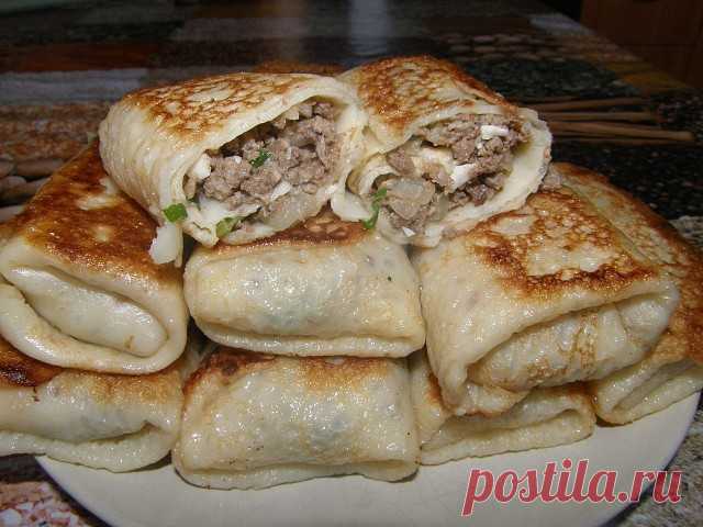15 самых вкусных начинок для блинчиков.

1. Блины с начинкой из яиц
Состав: 4 яйца, 50 гр. зеленого лука, 5-10 гр. укропа, соль.
Отварить 4 яйца. Натереть вареные яйца на терку. Обжарить зеленый лук 50 гр. Укроп 5-10 гр. Соль по вкусу.

2. Творожная начинка в блины
Состав: Творог 500 гр., 1 желток яйца, 2 столовые ложки сахара, 50 гр. изюма.
Берем творог, добавляем в него один желток, сахар, перетираем все с творогом.
В получившуюся массу добавляем изюм. Предварительно зам...