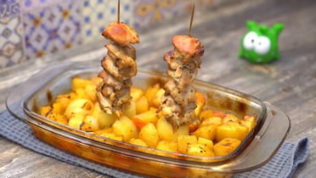 Запекаю картошку с курицей в духовке. Дочь учится держать вилку | gromovguru | Дзен