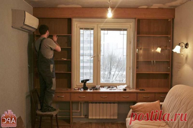 Письменный стол вдоль окна фото