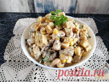 Рецепт: Салат из фасоли с кукурузой, шпротами, сыром и сухариками на RussianFood.com