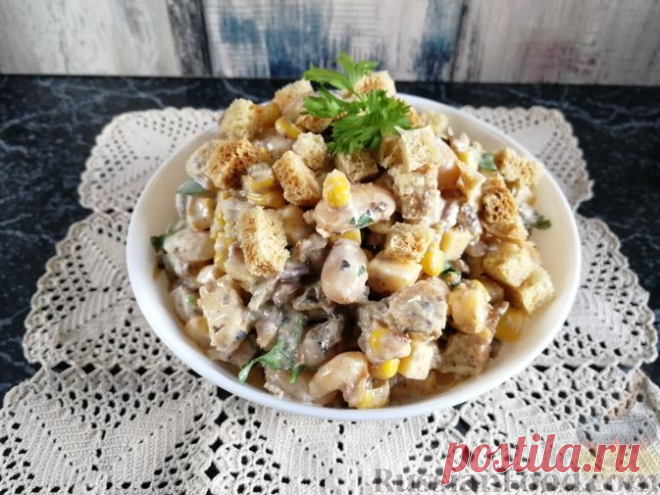 Рецепт: Салат из фасоли с кукурузой, шпротами, сыром и сухариками на RussianFood.com