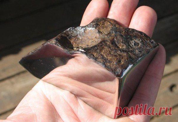 Кусок отполированного метеорита.