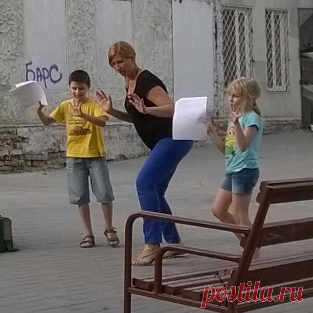 Как правильно катить земной шар. Технология применения. #шар #планета #вращениеземли #репетиция #воображение #театральнаястудия