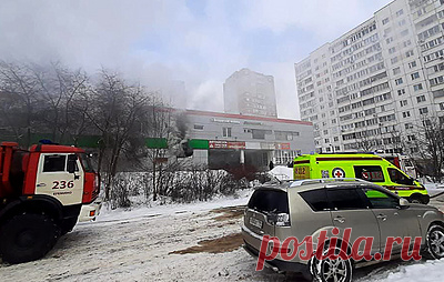В Лобне при пожаре в магазине погибли два человека. По прибытии пожарно-спасательных подразделений наблюдалось горение на площади 40 кв. м