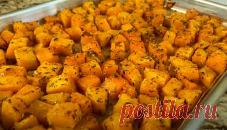 Запечённая тыква, которую едят все! Просто и очень вкусно. Вот как нужно готовить тыкву в духовке.
Сегодня хочу поделиться с вами, как вкусно и просто приготовить тыкву в духовке. Этот рецепт идеально подойдет для завтрака, в качестве гарнира, для салатов или начинки для пирожков — получается очень вкусно!

Ингредиенты:
 тыква - 800 гр
 чеснок - 3 зубчика 
 подсолнечное масло - 3 ст.л.
 тимьян - 1 ч.л.
 соль и перец - по вкусу

Приготовление:
1. Чтобы было удобнее работать...