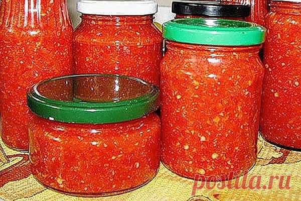 Аджика без уксуса: потом вы другую уже делать не будете.
Вкуснее этого соуса ещё не ела ! Очень вкусно)

Итак, для приготовления берем:

Помидоры - 1 кг.
чеснок - 2 головки
перец чили - 2 стручка
перец болгарский - 0,5 кг
соль - 1,5 ст. л.
сахар - 3 ст. л.
Все овощи перекрутить на мясорубке, добавить соль, сахар, довести до кипения и варить 20 мин., закатать в банки.
Выход 3 банки по 0,5 л.
Вкуснее соуса моя семья ещё не ела!