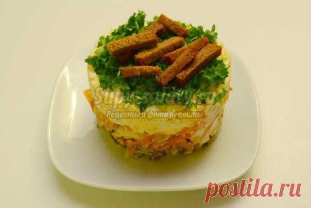 Новогодний салат с курицей и сухариками. На траве дрова. Рецепт с пошаговыми фото