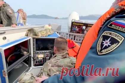 На Камчатке возобновили подъем тел погибших при крушении вертолета Ми-8. Водолазы на Камчатке возобновили подъем на поверхность тел погибших на месте крушения вертолета Ми-8 на Курильском озере. Тела обнаружили в понедельник, 16 августа, в фюзеляже разбившегося вертолета, однако из-за сильного волнения поисковую операцию пришлось приостановить.