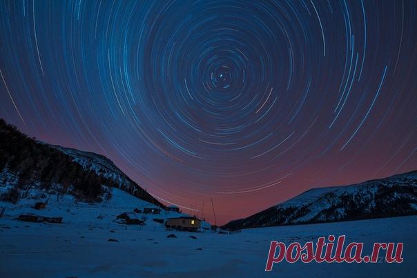 Звёздные треки вокруг Полярной звезды. Автор ночного пейзажа – Светлана Казина: nat-geo.ru/community/user/30888