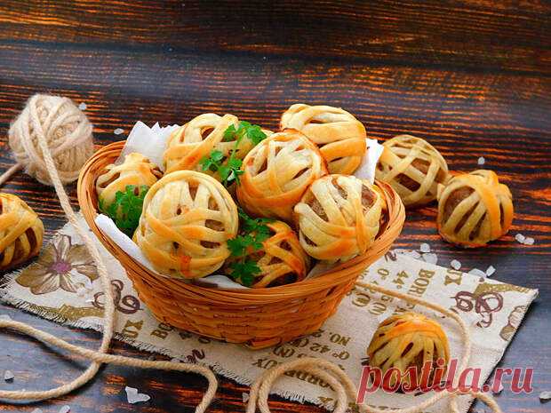 Мясные клубочки: вкусная закуска всего из 6 ингредиентов - Будет вкусно - Медиаплатформа МирТесен Сегодня готовим очень оригинальное блюдо, на столе мясные клубочки. Все быстро и просто, к процессу формирования можно привлечь детей. За короткое время легко наделать целый противень таких необычных съедобных клубочков. Время приготовления: 30 минут (без учета времени на разморозку теста). - 31 января - 43389946667 - Медиаплатформа МирТесен