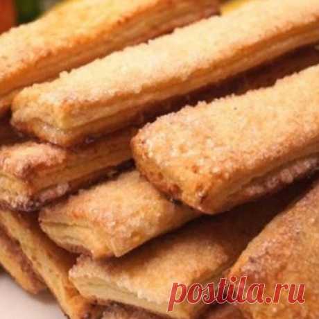 Такого печенья из творога много не бывает

Вкусное, слоистое, просто необыкновенное домашнее печенье никого не оставит равнодушным.
Быстро готовится и без заморочек.
Продукты:
Творог – 200 гр.
Сливочное масло – 100 гр.
Сахар – 2 ст. ложки
Мука – 150-200 гр.
Соль – 1/3 ч. ложки
Разрыхлитель – 1 ч. ложка ( 5гр)
Ванилин – по вкусу
Как приготовить печенье из творога:
В миску кладем 200 гр творога, если творог крупинками тогда его нужно измельчить вилкой.
Добавляем 100 гр сливо...