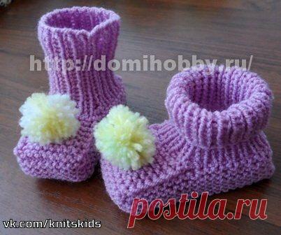 Пинетки спицами


Вязание пинеток не такое сложное дело, как может показаться на первый взгляд. Любая мама, владеющая начальными навыками вязания спицами, сможет связать эти простые носочки для малыша за один вечер по данному мастер-классу.
Вяжутся пинетки одной деталью сверху вниз без швов. Для вязания детских вещей лучше использовать качественную акриловую пряжу, также потребуются чулочные спицы №2,5 и крючок.

Вязание пинетки начинайте с манжеты. Наберите на 4 спицы по ...