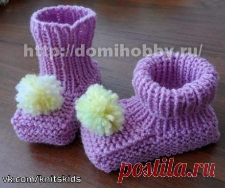 Пинетки спицами


Вязание пинеток не такое сложное дело, как может показаться на первый взгляд. Любая мама, владеющая начальными навыками вязания спицами, сможет связать эти простые носочки для малыша за один вечер по данному мастер-классу.
Вяжутся пинетки одной деталью сверху вниз без швов. Для вязания детских вещей лучше использовать качественную акриловую пряжу, также потребуются чулочные спицы №2,5 и крючок.

Вязание пинетки начинайте с манжеты. Наберите на 4 спицы по ...