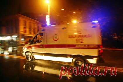 Восемь человек пострадали в ДТП с участием микроавтобуса в Турции. Восемь человек пострадали в результате ДТП с участием микроавтобуса в городе Самсун на севере Турции. Об этом сообщил телеканал Haberturk. По информации СМИ, водитель микроавтобуса не справился с управлением, в результате чего автомобиль вылетел с дороги в кювет и перевернулся.