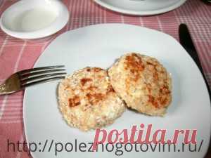 Вкусные сырники рецепт | Блог Лены Радовой
Ингредиенты:

    творог – 250 г.
    яйцо – 1 шт.
    овсяная мука (перемолотые хлопья) – 30 г.
    кокосовая стружка – 10 г.
    сахар и ванилин по вкусу и желанию
    овсяные хлопья для панировки