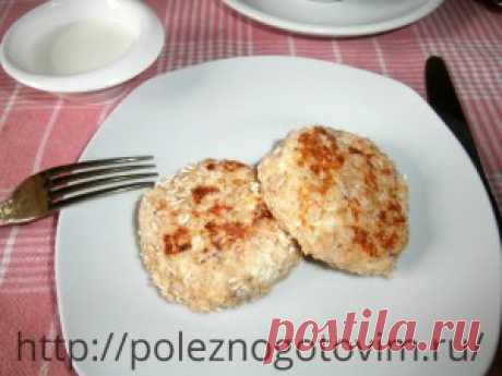 Вкусные сырники рецепт | Блог Лены Радовой
Ингредиенты:

    творог – 250 г.
    яйцо – 1 шт.
    овсяная мука (перемолотые хлопья) – 30 г.
    кокосовая стружка – 10 г.
    сахар и ванилин по вкусу и желанию
    овсяные хлопья для панировки