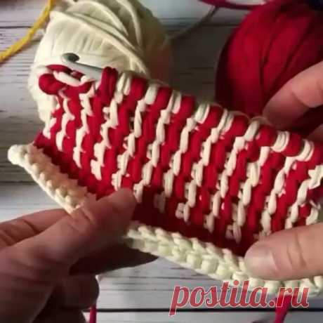Bom dia!!!!
Dias atrás postei uma foto de um tapete com uma trama diferente e muita gente perguntou qual era o tipo de ponto empregado, é uma técnica chamada crochê tunisiano e o trabalho fica lindo. 😉😘.
.
.
.
.
👉By @kengurenok_ru .
.
. .
#crochet #crochetaddict  #crochet #croche #croché #croshet  #yarnlove #yarn #yarning #knitlove  #knit #knitting #trapillo #ganchilloxxl #ganchillo #crocheaddict #fiodemalha #handmade  #feitoamao #totora #penyeip #вязаниекрючком #uncine...