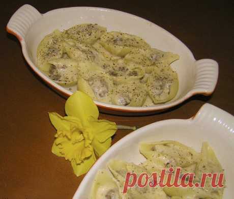 Конкильоне фаршированные мясом под сырным соусом.