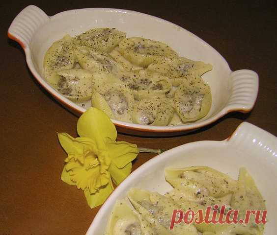 Конкильоне фаршированные мясом под сырным соусом.