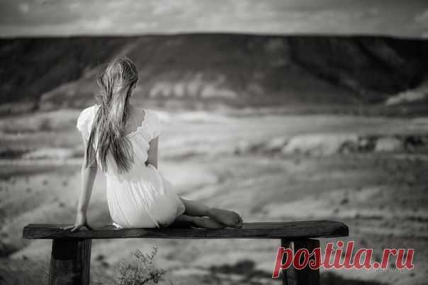 Она была красивой и далекой,
Но сердце наполняла ее грусть.
Она была по жизни одинокой
И уходила с мыслью: «Не вернусь».
Она скрывала за улыбкой слезы,
Меняла маски лучше всех актрис.
Казалась многим сильной, даже твердой.
Искала оправданье даже злу.
Ей так хотелось счастья звездопада!
И чтобы боль в сердцах не оставалась.
И чтобы понял кто-нибудь по взгляду -
Была ли сильной? Или же казалась…