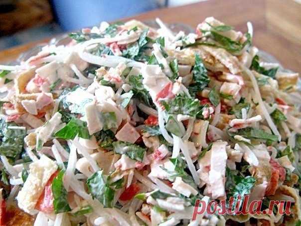 Легкий и вкусный салат «Лакомка» — покорил мое сердце 


Шикарный салатик!









Ингредиенты:
— упаковка крабовых палочек— 2 пучка рисовой лапши— 3 яйца— пучок петрушки— майонез— соль— растительное масло
Приготовление:
Взбить яйца венчиком. Обжарить п…