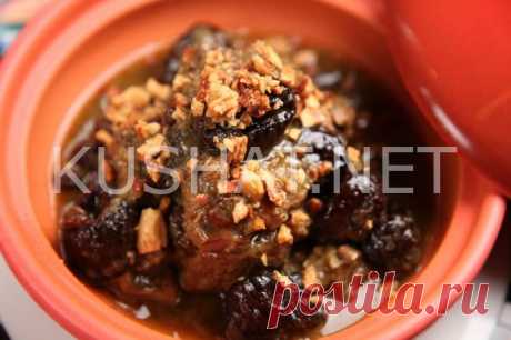 Говядина с черносливом в горшочке в духовке. Рецепт с фото • Кушать нет Запеченная говядина с черносливом в горшочке в духовке – достаточно старое блюдо, имеющее большое количество вариаций и знакомое многим еще с детства. Говядина, точно также как и свинина, в процессе запекания, жарки или тушения с черносливом приобретает характерные копченные, в результате чего становится еще более вкусной.