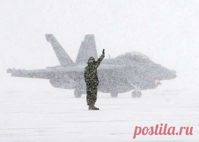 Экипаж самолета ВМС США EA-18G Growler во время полета подвергся сильнейшему обморожению и потерял видимость во время полета, пишет Defense News.