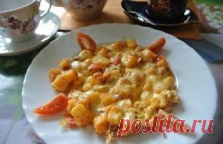 Приветик вам из Франции: яичница по-французски 


Мои детки просто обожают такой завтрак!









На 1-2 порции понадобится:
1 маленькая луковичка(обжарить на масле,я использую кукурузное!)
2 маленьких помидора(порезать добавить к луку!)жаренные …