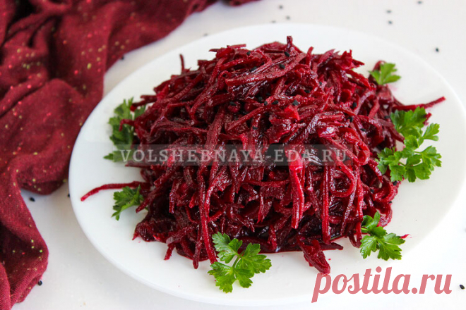 Свекла по-корейски Свекольные салаты очень вкусные и полезные. Предлагаем вам рецепт пикантного корейского салата из сырой свеклы с чесноком и традиционными приправами.
