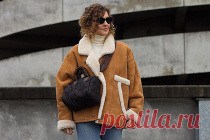 Стилисты назвали самую модную куртку 2022 года. Стилисты портала Who What Wear назвали самый модный в 2022 году предмет верхней одежды. Речь идет о короткой дубленке, которая стала популярна благодаря известным брендам и блогерам. Востребованными оказались как ретро-модели, так и современные интерпретации курток такого типа.