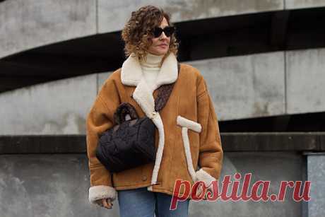 Стилисты назвали самую модную куртку 2022 года. Стилисты портала Who What Wear назвали самый модный в 2022 году предмет верхней одежды. Речь идет о короткой дубленке, которая стала популярна благодаря известным брендам и блогерам. Востребованными оказались как ретро-модели, так и современные интерпретации курток такого типа.