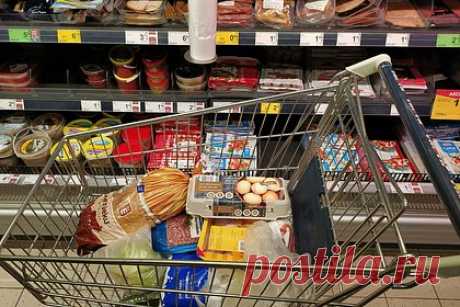Названы самые популярные у россиян продукты на маркетплейсах. Российские пользователи маркетплейсов OZON и Wildberries в апреле 2023 года чаще всего из продуктов питания заказывали бакалею, вкусные подарки и сладости. Это следует из результатов исследования сервиса аналитики маркетплейсов Moneyplace, с которым ознакомилась «Лента.ру».