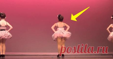 На сцене 3 девочки. Вдруг та, что в середине поворачивается, и на 00:10 зал разрывается от смеха!!! 
Джоанна Колон из США всего три года, из которых два из них она усердно занимается танцами. У малышки явно огромный артистический потенциал: ее первое выступление до сих пор никто не может забыть!Смот…