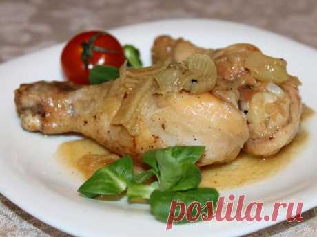 Как приготовить куриные ножки на сковородке с луком? .