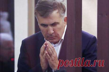Мать Саакашвили рассказала о резком ухудшении его здоровья. Состояние здоровья бывшего президента Грузии Михаила Саакашвили, отбывающего наказание в руставской тюрьме, за последние несколько дней резко ухудшилось. Об этом рассказала его мать Гиули Аласания. Она утверждает, что политик страдает отеками рук и ног, головной болью, бессонницей и тремором.