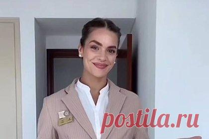 Стюардесса показала пять образов в униформе и покорила пользователей сети. Стюардесса арабской авиакомпании Emirates продемонстрировала на видео пять комплектов униформы и покорила пользователей сети. В начале видео девушка показала основную форму бортпроводниц — удлиненный бежевый пиджак, юбку длиной ниже колена, бордовые туфли на невысоком каблуке и фирменный красный берет-таблетку.