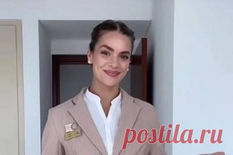 Стюардесса показала пять образов в униформе и покорила пользователей сети. Стюардесса арабской авиакомпании Emirates продемонстрировала на видео пять комплектов униформы и покорила пользователей сети. В начале видео девушка показала основную форму бортпроводниц — удлиненный бежевый пиджак, юбку длиной ниже колена, бордовые туфли на невысоком каблуке и фирменный красный берет-таблетку.