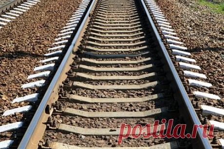 Аксенов заявил о повреждении железной дороги в Крыму. В Кировском районе Крыма повреждены железнодорожные пути. Об этом сообщил глава полуострова Сергей Аксенов в Telegram-канале. «Пострадавших нет, на месте работают профильные службы. Ремонтные работы ориентировочно займут от 4 до 8 часов», — сообщил Аксенов. Глава Крыма также призвал сохранять спокойствие.