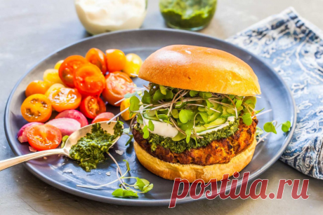Вегетарианский бургер из чечевицы с зеленым соусом чатни
