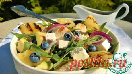 Салат с курочкой, ананасами и ягодой - кулинарный рецепт