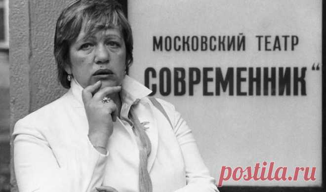 Установленный памятник на могиле худрука театра 