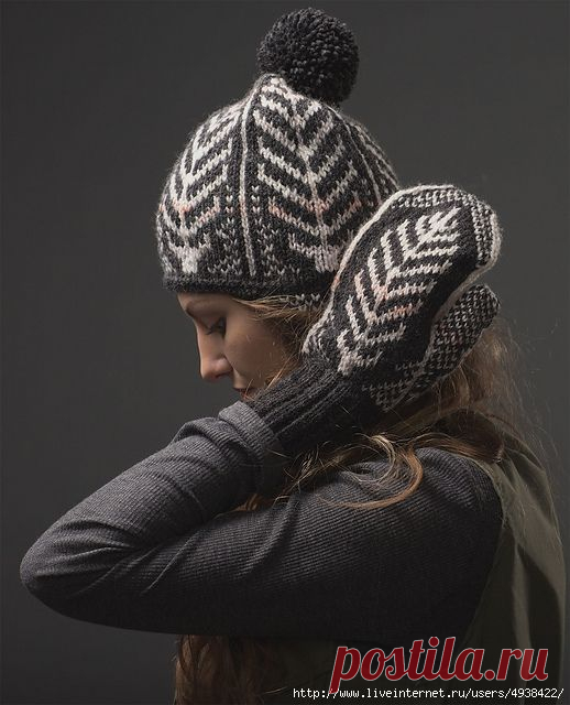 Вязаные шапка и варежки с рисунком «Перья».