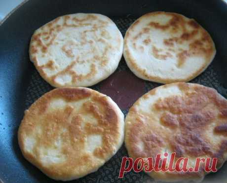 Лепёшки на молоке на сковороде, в том числе с сыром: пошаговые рецепты с фото и видео