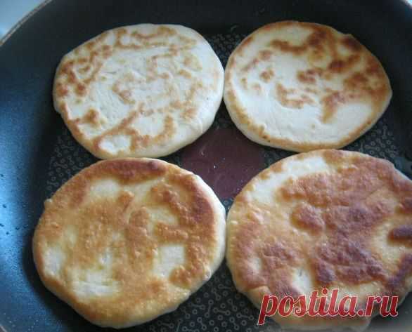 Лепёшки на молоке на сковороде, в том числе с сыром: пошаговые рецепты с фото и видео