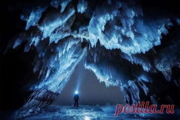 «Исследователь». Ледяной грот, Байкал. Автор фото — Антон Агарков: Добрых снов.