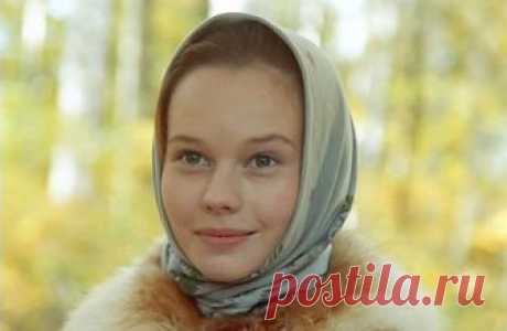 ЧТО ЗНАЧИЛ ПЛАТОК НА РУСИ? 
Всю сознательную жизнь русская женщина не расставалась с платком: от первого, подаренного отцом в раннем детстве, до последнего, покрывающего голову скончавшейся старушки. 
Неудивительно, что назначе…