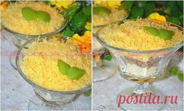 Салат с печенью, сыром и яйцом.

Наташа Чагай. 
Для приготовления 2 порций салата вам потребуется:
120 г отварной печени;
2 вареных яйца;
80 г твердого сыра;
2-3 зубчика чеснока;
соль и перец - по вкусу;
сметана или майонез;
зелень для украшения.

Яйца натереть на крупной терке.

Печень натереть на крупной терке.

Сыр натереть на мелкой терке.

В салатник выложить первым слоем яйца. Посолить и поперчить по желанию, смазать сметаной или майонезом.

Затем слой печени, на кот...