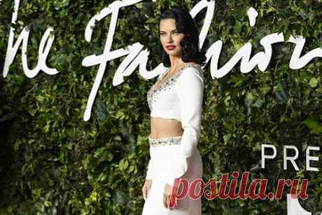 Бывшая модель Victoria's Secret купила «фермерский» дом. Бразильская топ-модель и бывший «ангел» Victoria's Secret Адриана Лима купила в Лос-Анджелесе новый дом. Она заплатила за него более 10 миллионов долларов, сообщает Dirt. Дом, построенный в современном фермерском стиле, находится в элитном квартале Брентвуд. Его построили в 2022 году.