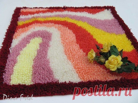 Пушистый коврик своими руками Вам потребуются: -ковровая канва (или какая нибудь плотная сетка с квадратными ячейками); -любые остатки цветной пряжи; -специальный крючок с лапкой (если найти такой нереально, можно воспользоваться обычным, вязальным, но это гораздо менее удобно. Ковровую канву с крупными ячейками можно найти во многих магазинах для рукоделия, она продаётся на метраж в рулонах шириной метр. Нитки для изготовления ковра ручной работы предварительно подготавливаются. Нужно их…